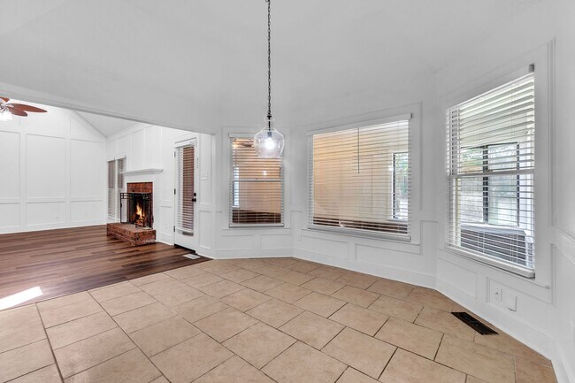 Building Photo - AVAILABLE NOW!! 5 Bedroom 3.5 Bath Fully R...