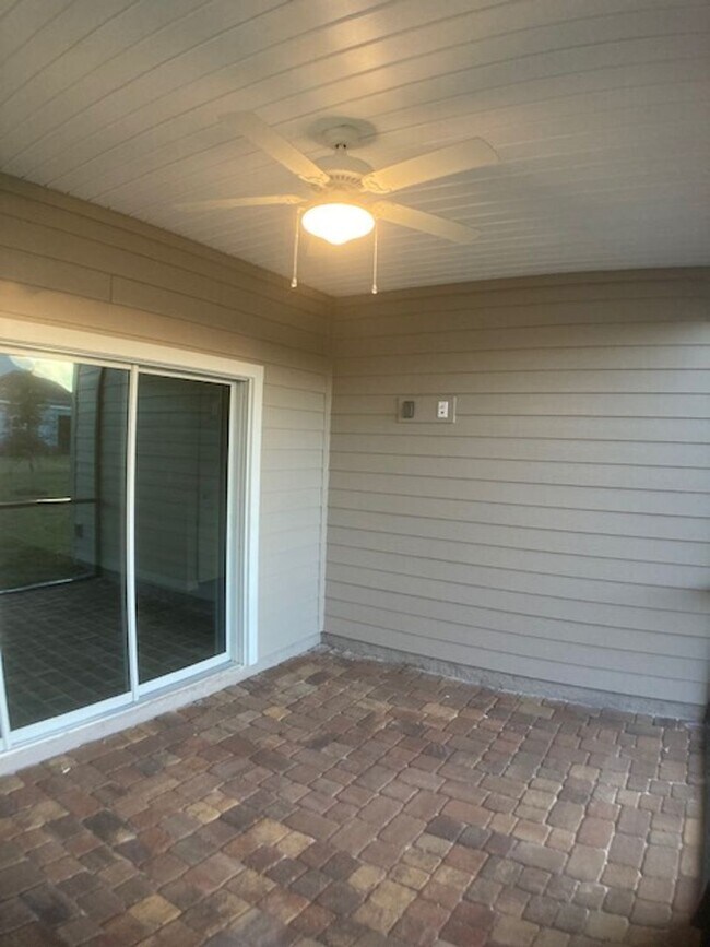 Building Photo - Stylish & Low-Maintenance Living in Oakleaf Community