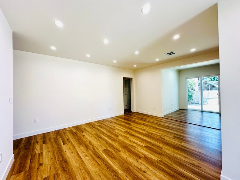 Building Photo - 11104 Oxnard St