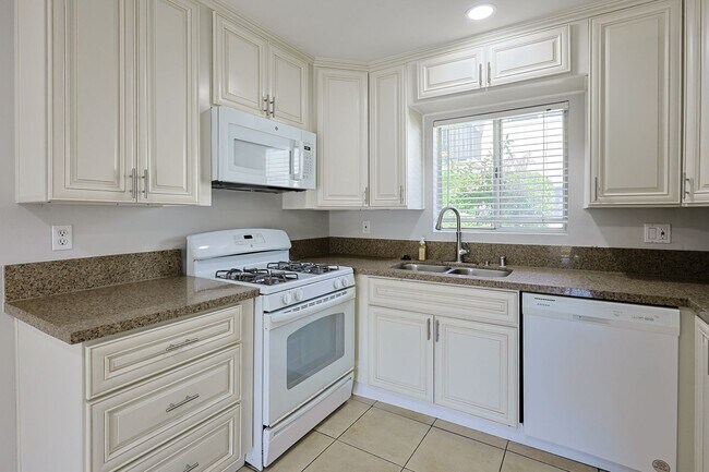 Building Photo - Spacious 2-Bed, 2-Bath Condo in Prime Nort...