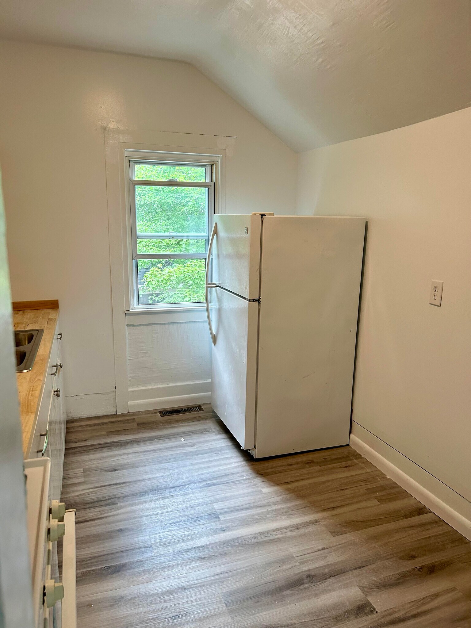 Building Photo - 421 W Bond St