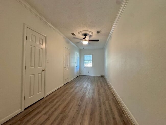 Building Photo - 103 Park Cir