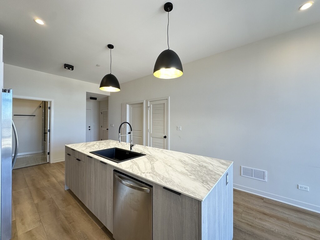 Building Photo - 6324 W Belmont Ave