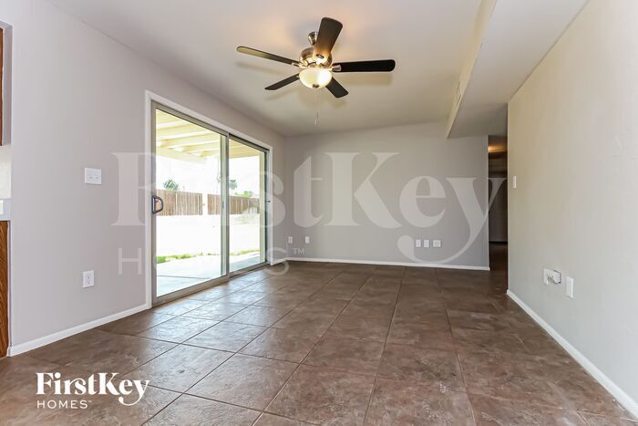Building Photo - 4720 W Larkspur Dr