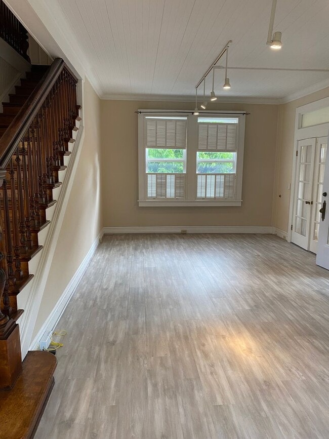 Building Photo - w2152k