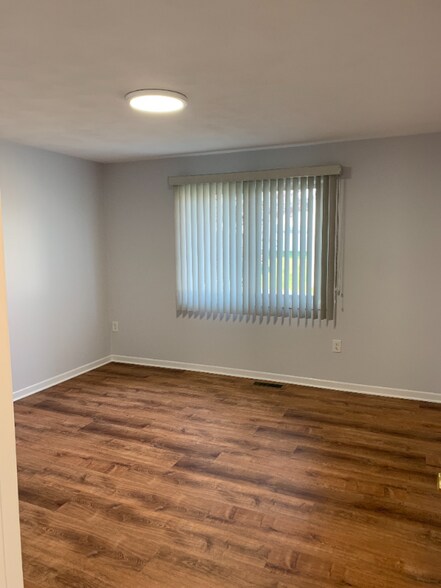 Building Photo - 14 Ferncrest Dr