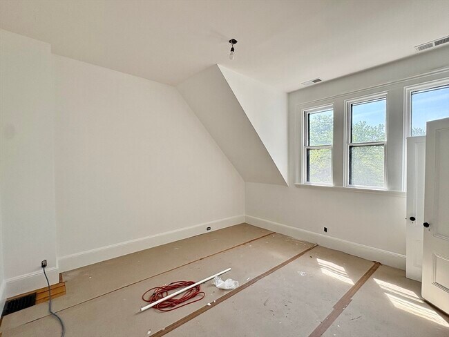 Building Photo - 33 Brewster St