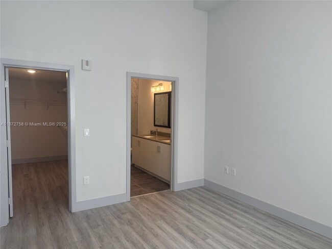 Building Photo - 9000 Ramblewood Dr
