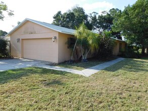 Building Photo - Fantastic 3/2 Home in Sarasota, with Yard ...