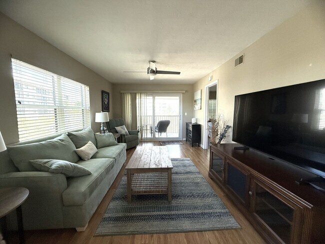 Building Photo - SEASONAL BEACH ACCESS 2/2 CONDO ON FT. MYERS BEACH!!!