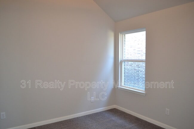 Building Photo - 5090 Royal Springs Dr