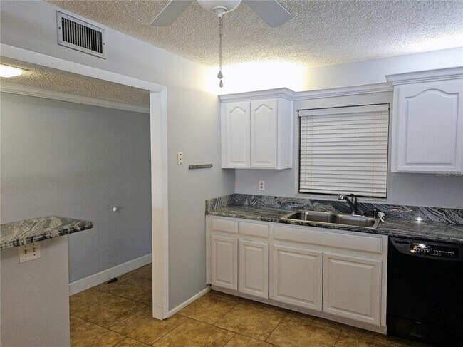 Building Photo - 7600 Sun Island Dr S
