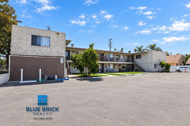 Building Photo - 14235 Vanowen St