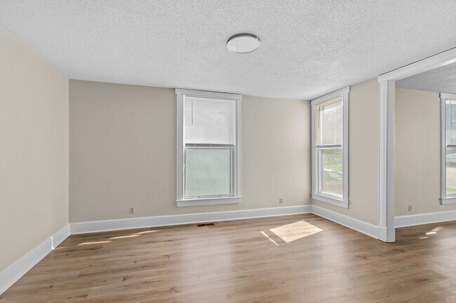 Building Photo - 732 S Main Ave