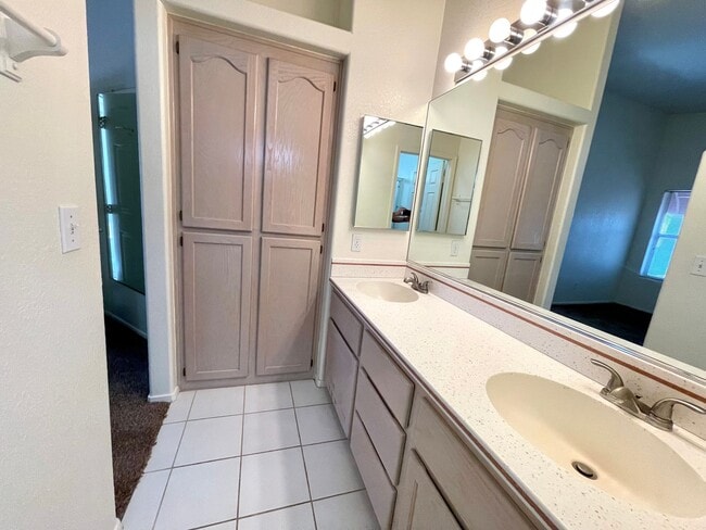 Building Photo - Great 3 Bedroom, 2 Bathroom Home in El Camino Village on the Parkway!