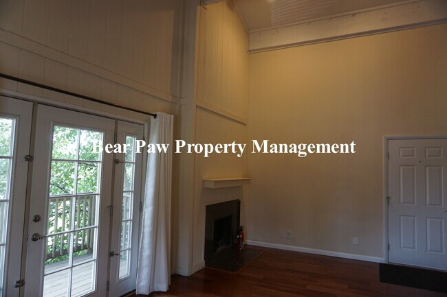 Building Photo - "Penthouse" condo in Evergreen!!