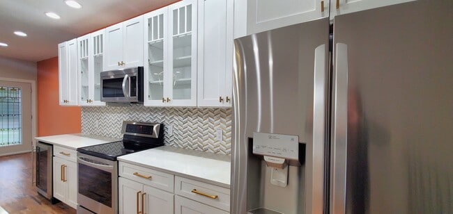 Building Photo - 4-bedroom 3-bathroom home minutes to Downt...