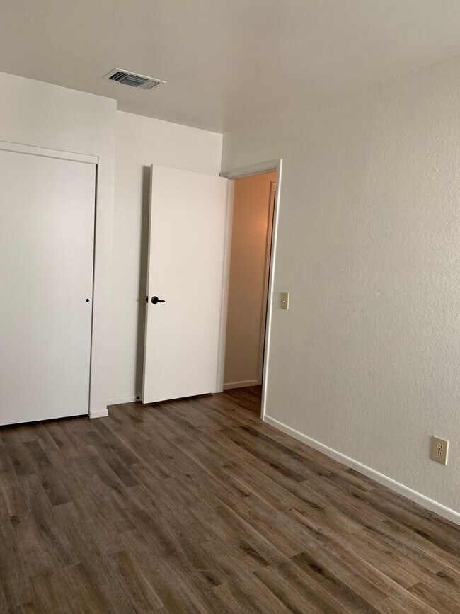 Building Photo - 3 bedroom 2 bath