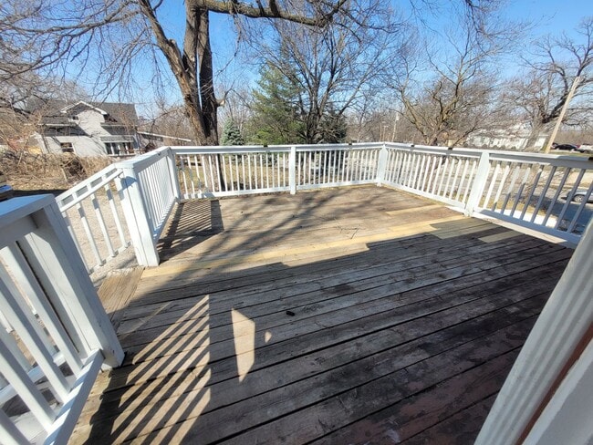 Building Photo - Four bedroom home on Indianola Ave with large yard and two decks!