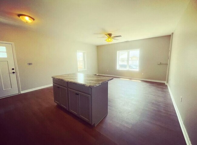 Building Photo - Charming All Brick Home!