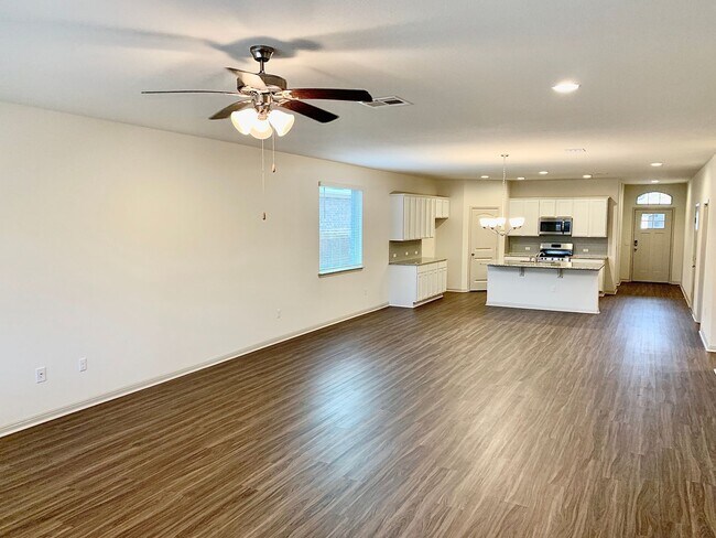 Building Photo - Beautiful 4 bedroom 3 bathroom home in Pfl...