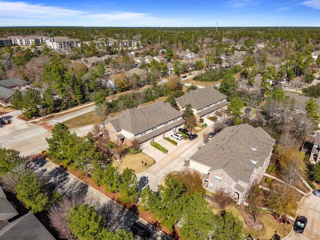 Building Photo - Exceptionally well-maintained Sterling Ridge Townhome boasts an array of desirable features!