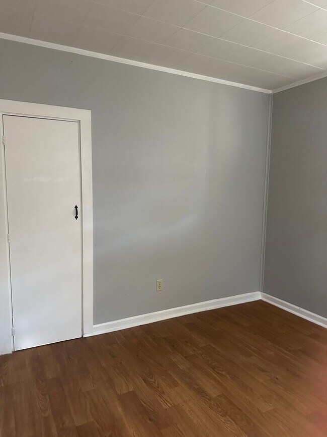 Building Photo - 2 bedrooms, 1 bath on large lot with garage