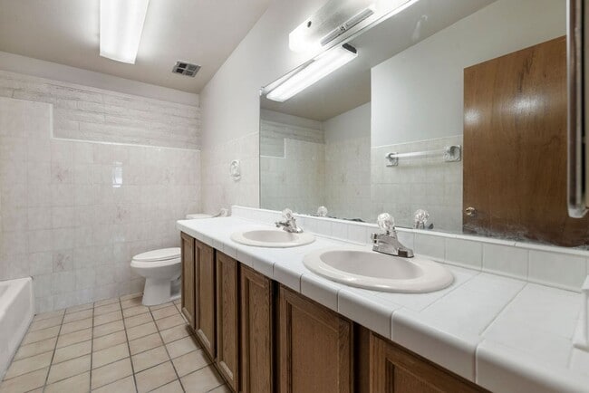 Building Photo - Eastside 4 Bedroom Home with Pool