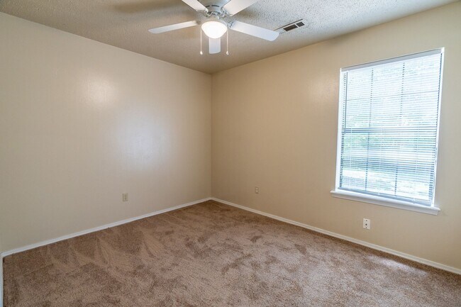 Building Photo - 559 S Ray Ave