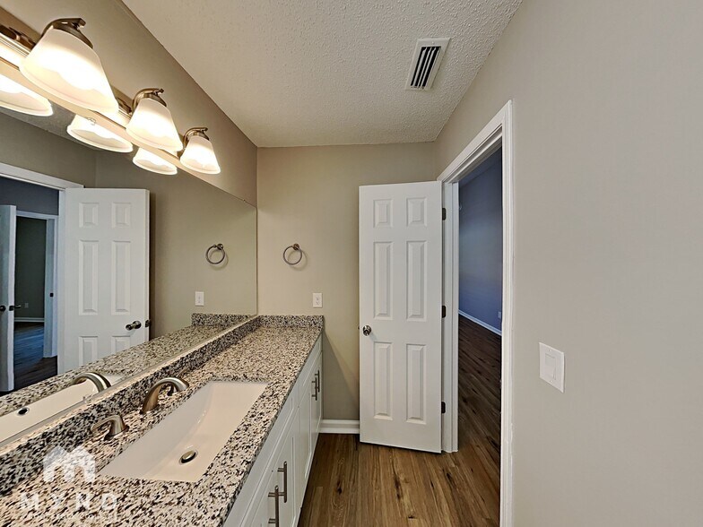 Building Photo - 2451 Townsquare Dr