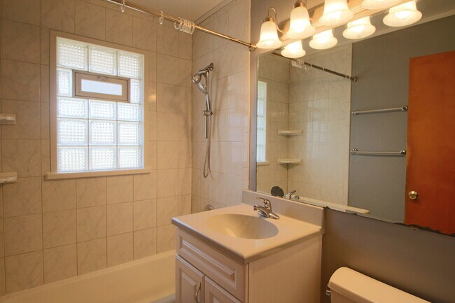 Building Photo - Updated Single Family Home Near Vogel Park...
