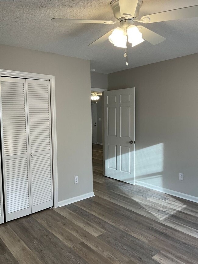 Building Photo - Available Now !! Two bedroom one bath apartment in Gastonia!