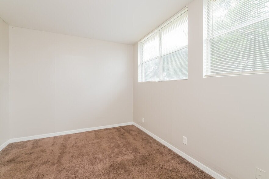 Building Photo - 7244 Rhode Island Dr E