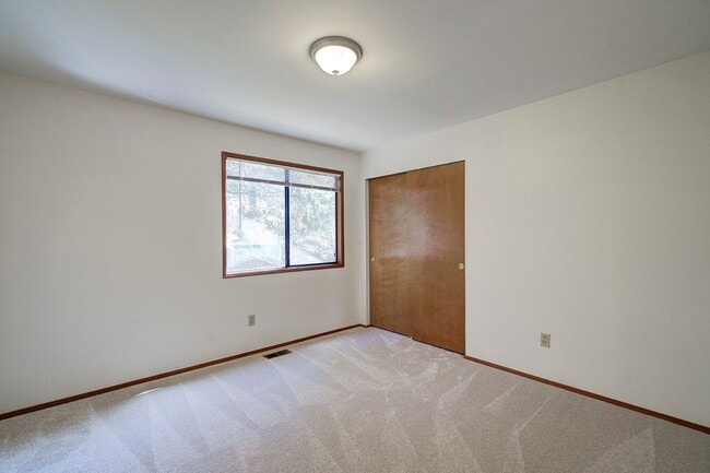 Building Photo - 4Bd/2.5Ba Sammamish Home