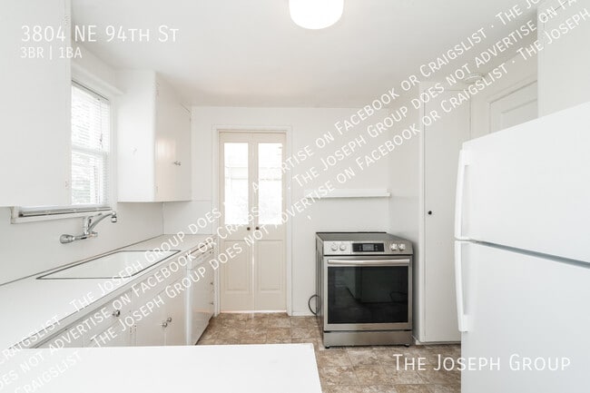 Building Photo - 3804 NE 94th St