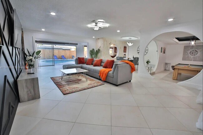 Building Photo - 8651 Sunset Strip