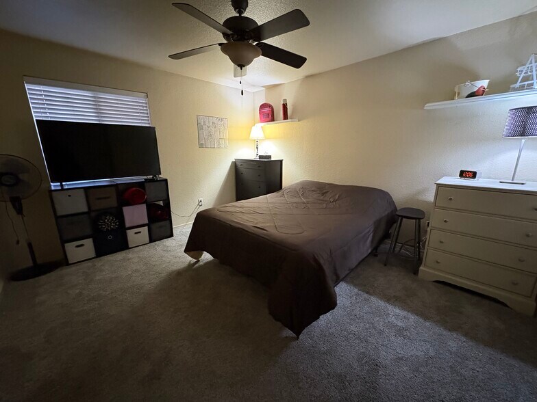 Building Photo - 1385 W University Ave