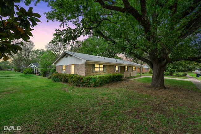 Building Photo - Check Out this 3 bed 2 bath!!