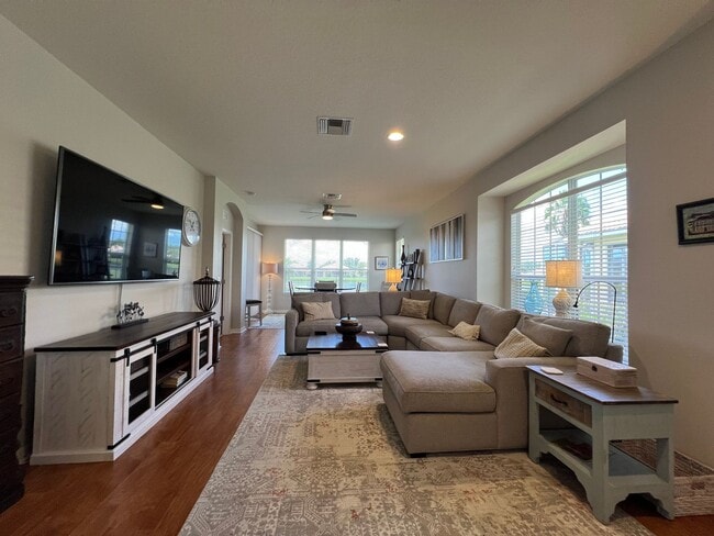 Building Photo - Short Term Rental ** Available 10/1/25 ** ...