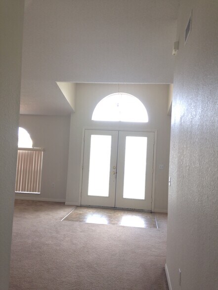 Building Photo - 7166 Summit Dr