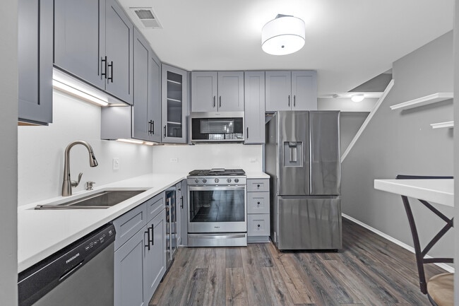 Building Photo - 730 Hamilton Ct