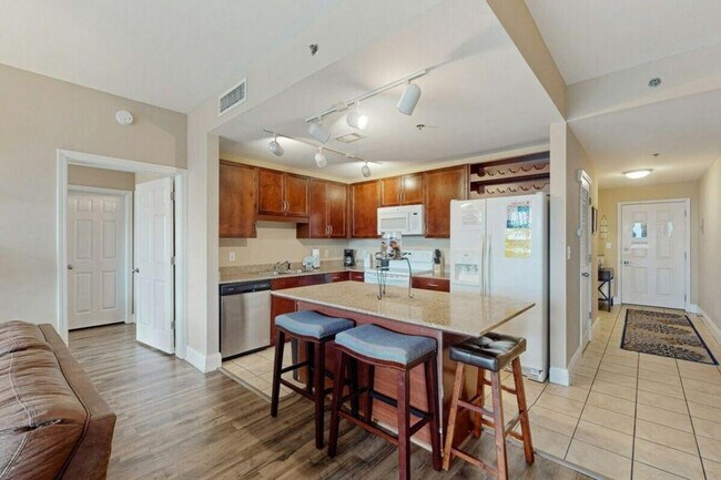 Building Photo - 9860 S Thomas Dr