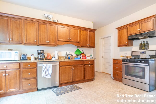 Building Photo - 15 Romsey St