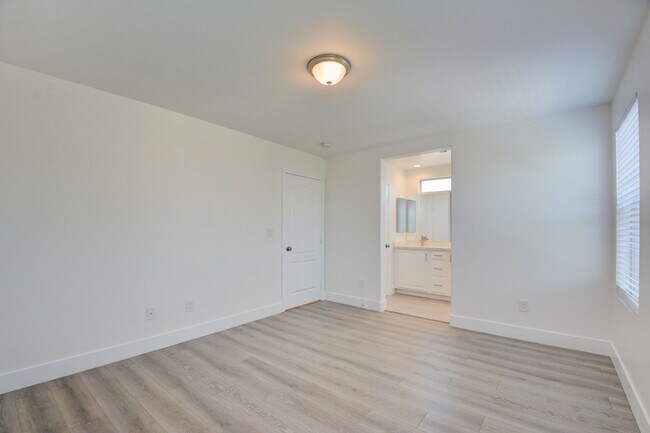 Building Photo - 2 Story 2 Bedroom Gated Community Amazing Location