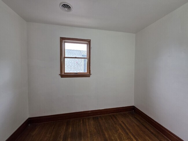 Building Photo - 325 Barnard St