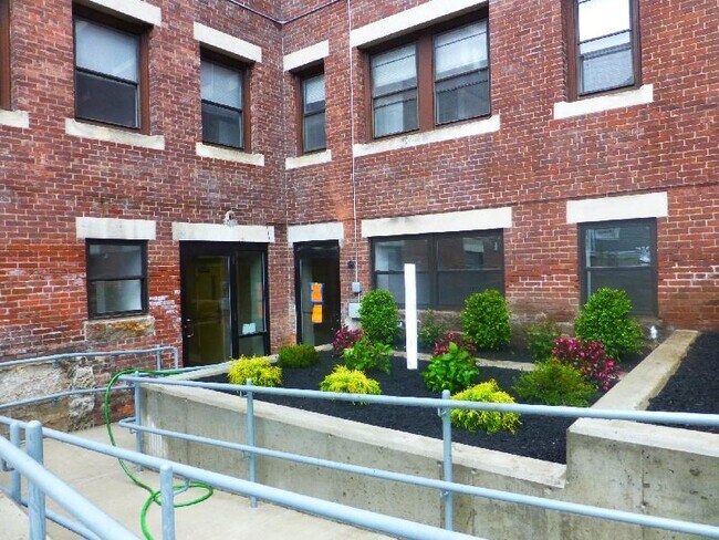 Building Photo - 457 Centre St