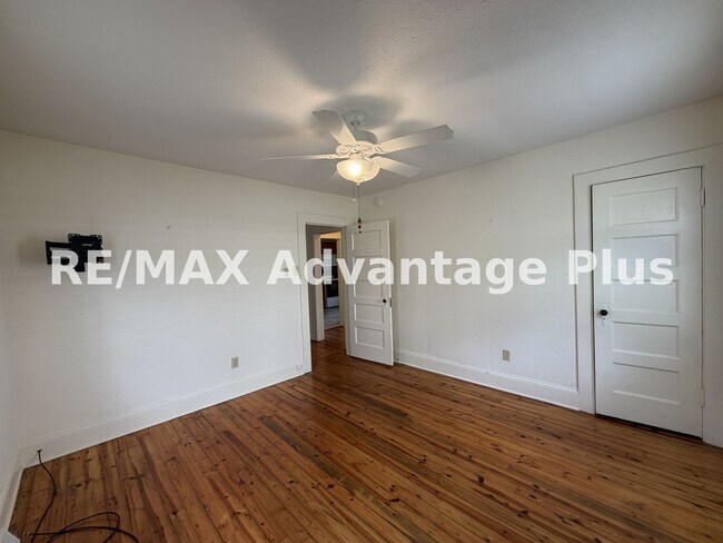 Building Photo - 711 Monroe St