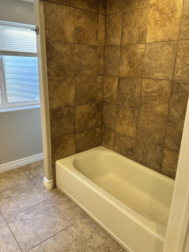 Building Photo - 405 W 375 N