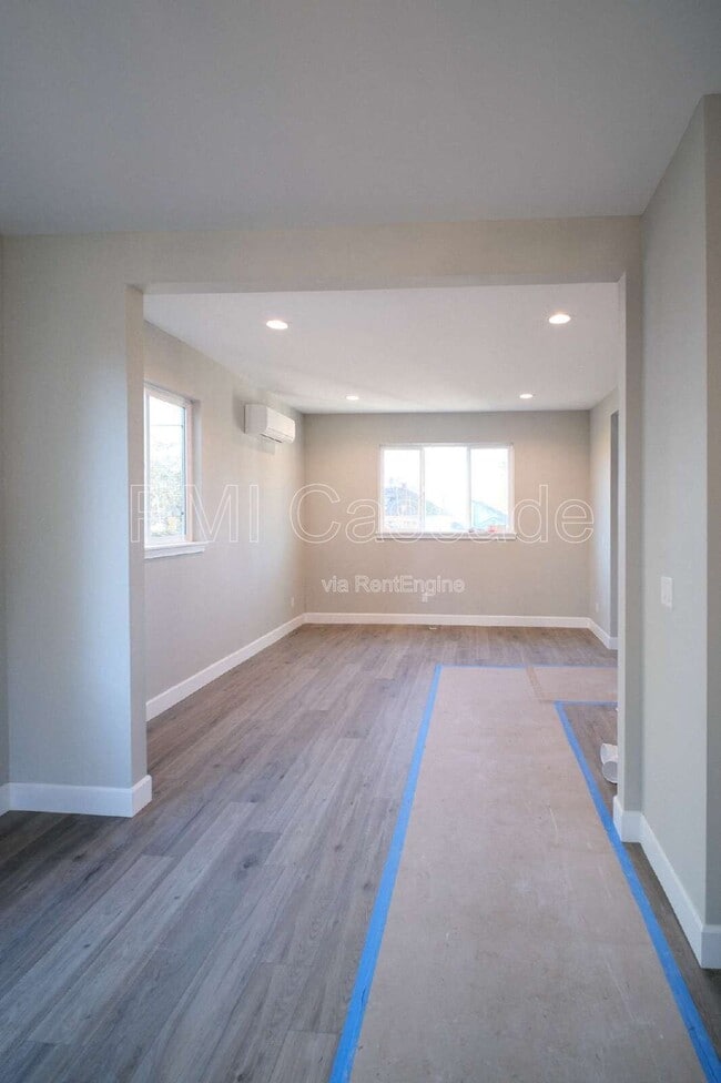 Building Photo - 933 S Sprague Ave