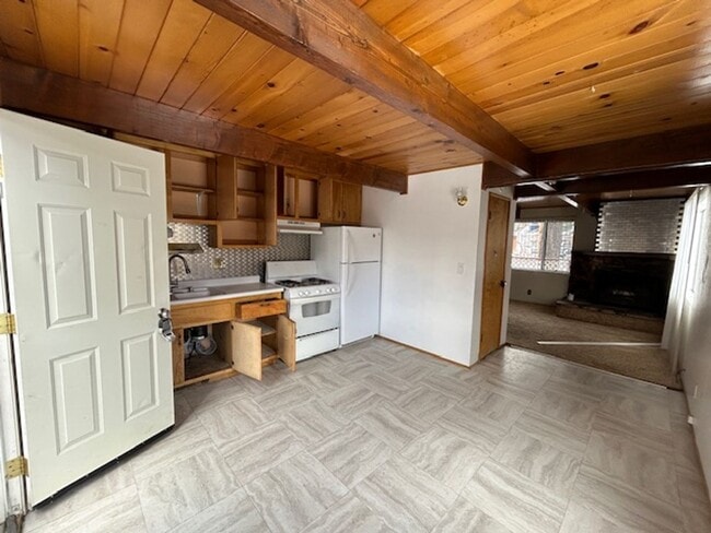 Building Photo - 2 Bedroom on Aeroplane!